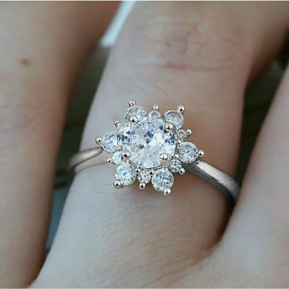 Star Shaped White Sapphire .925 Silver Ring - Picture 2 of 4